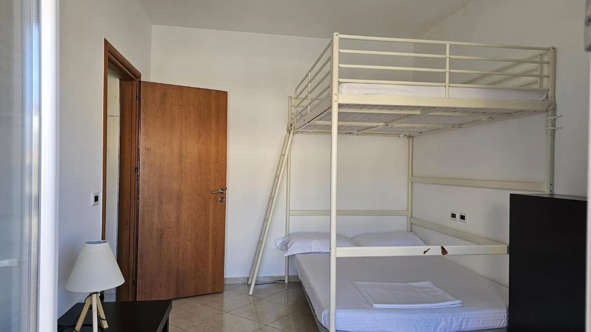 Bright & Airy Apartment With Stunning Views Saranda