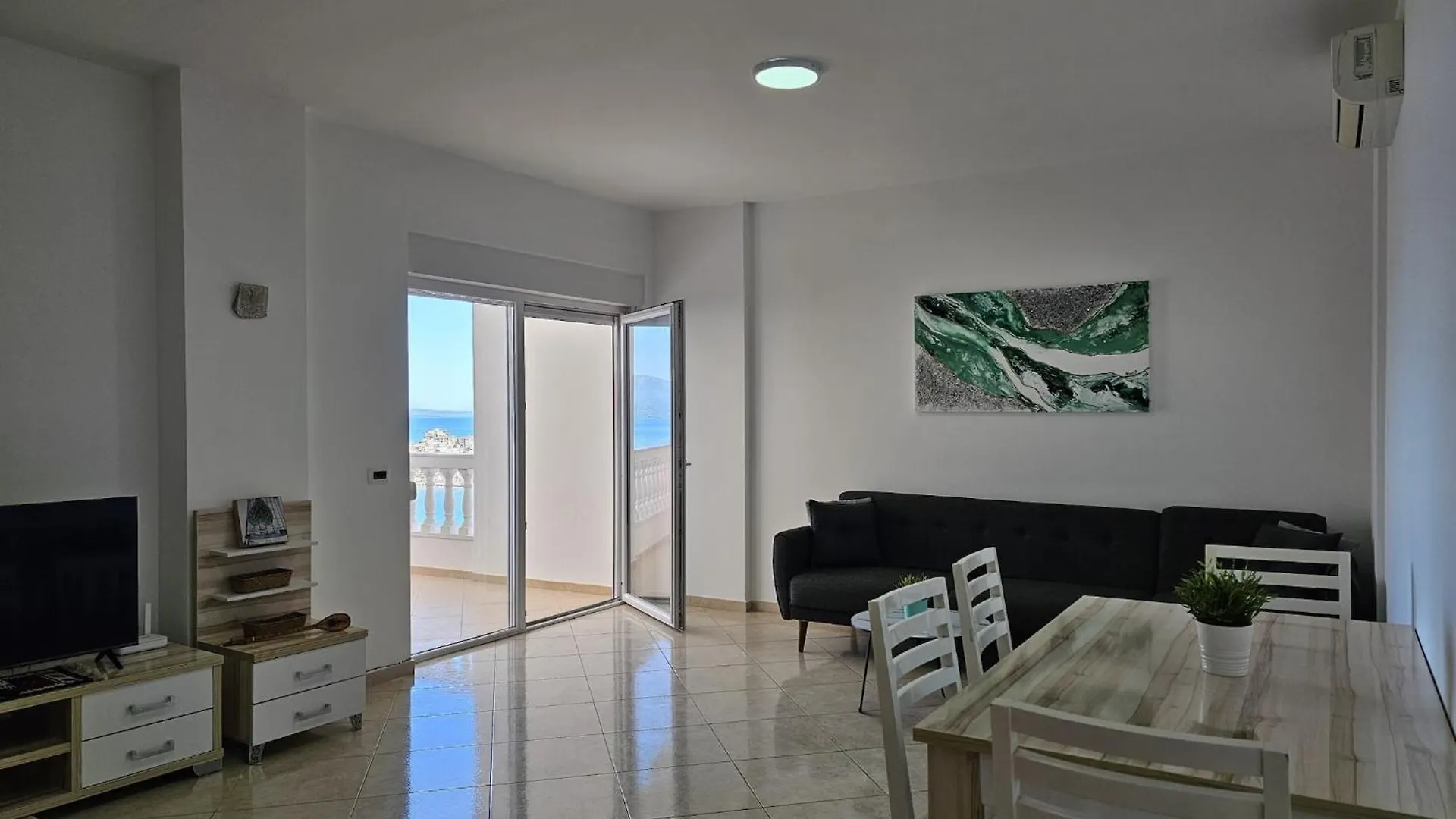 Bright & Airy Apartment With Stunning Views Saranda