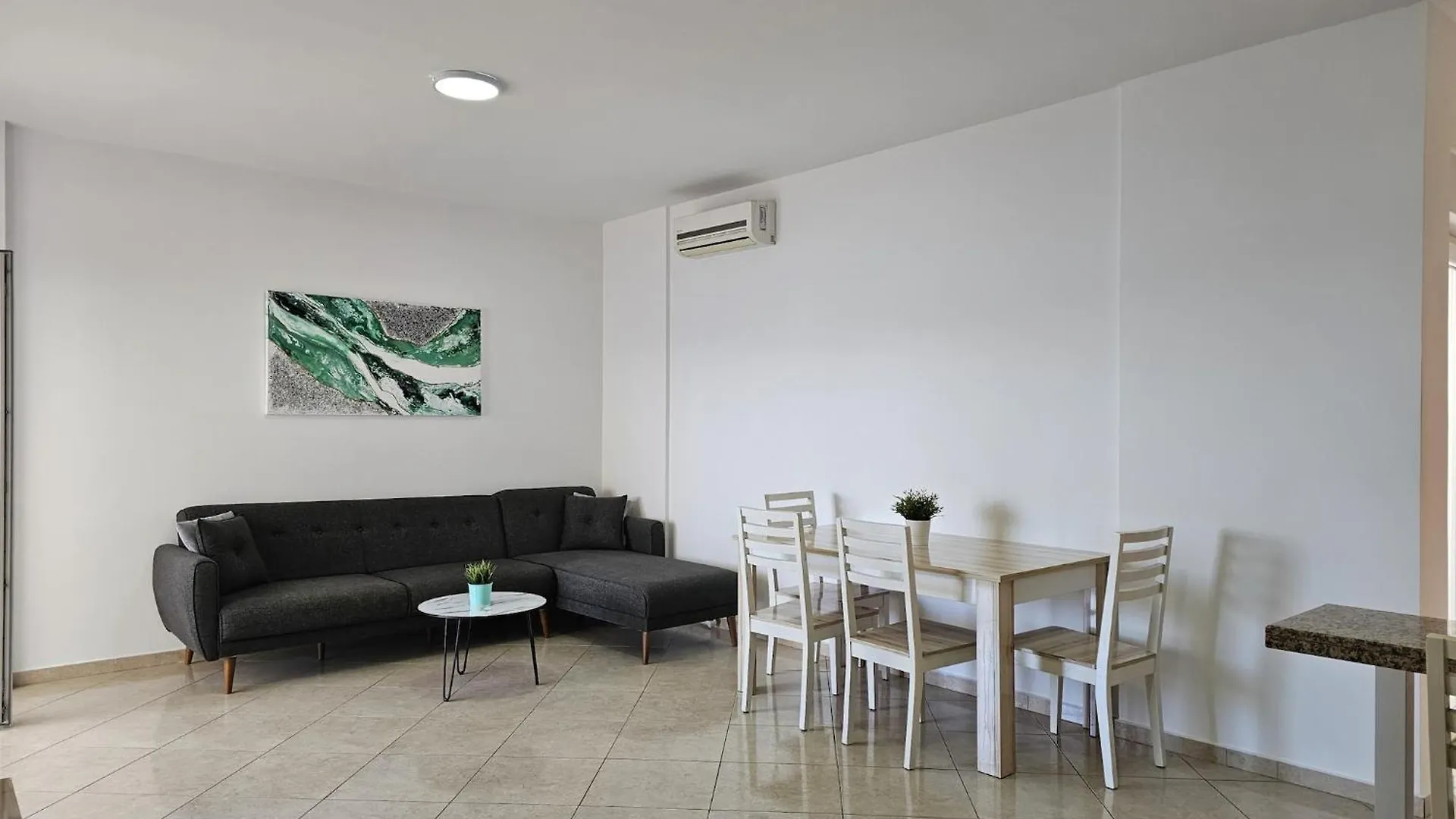Bright & Airy Apartment With Stunning Views Saranda 0*,